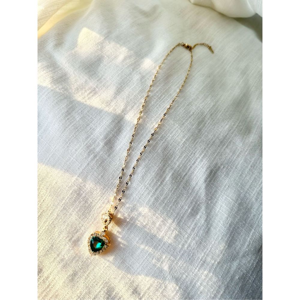 Emerald green heart pendant necklace